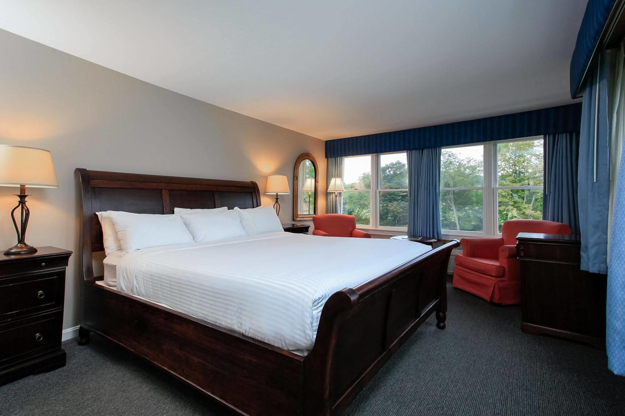 The Shire Woodstock Hotel Exterior photo