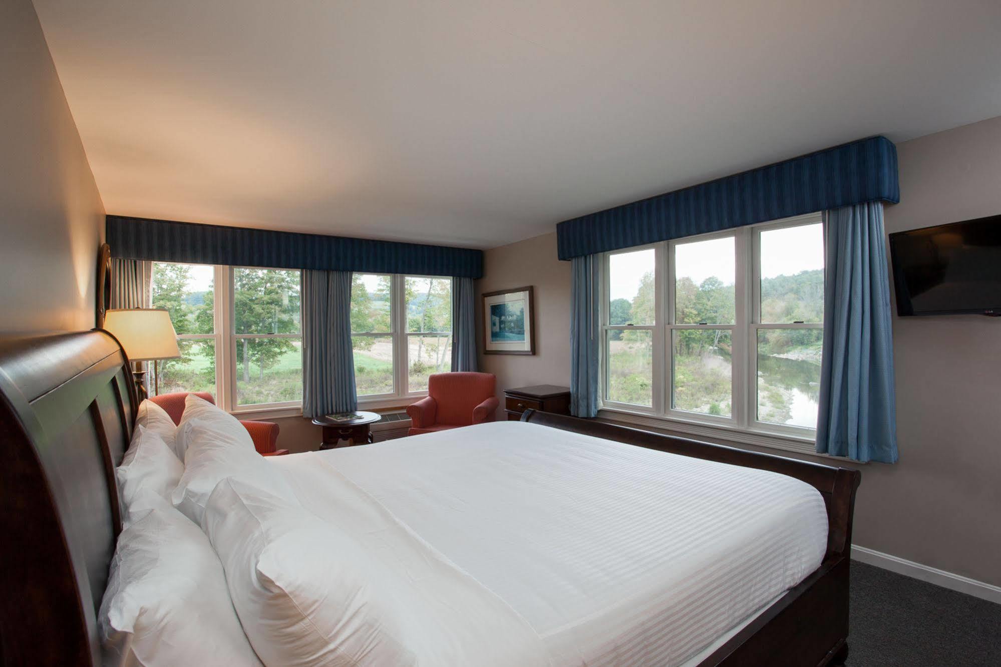 The Shire Woodstock Hotel Exterior photo