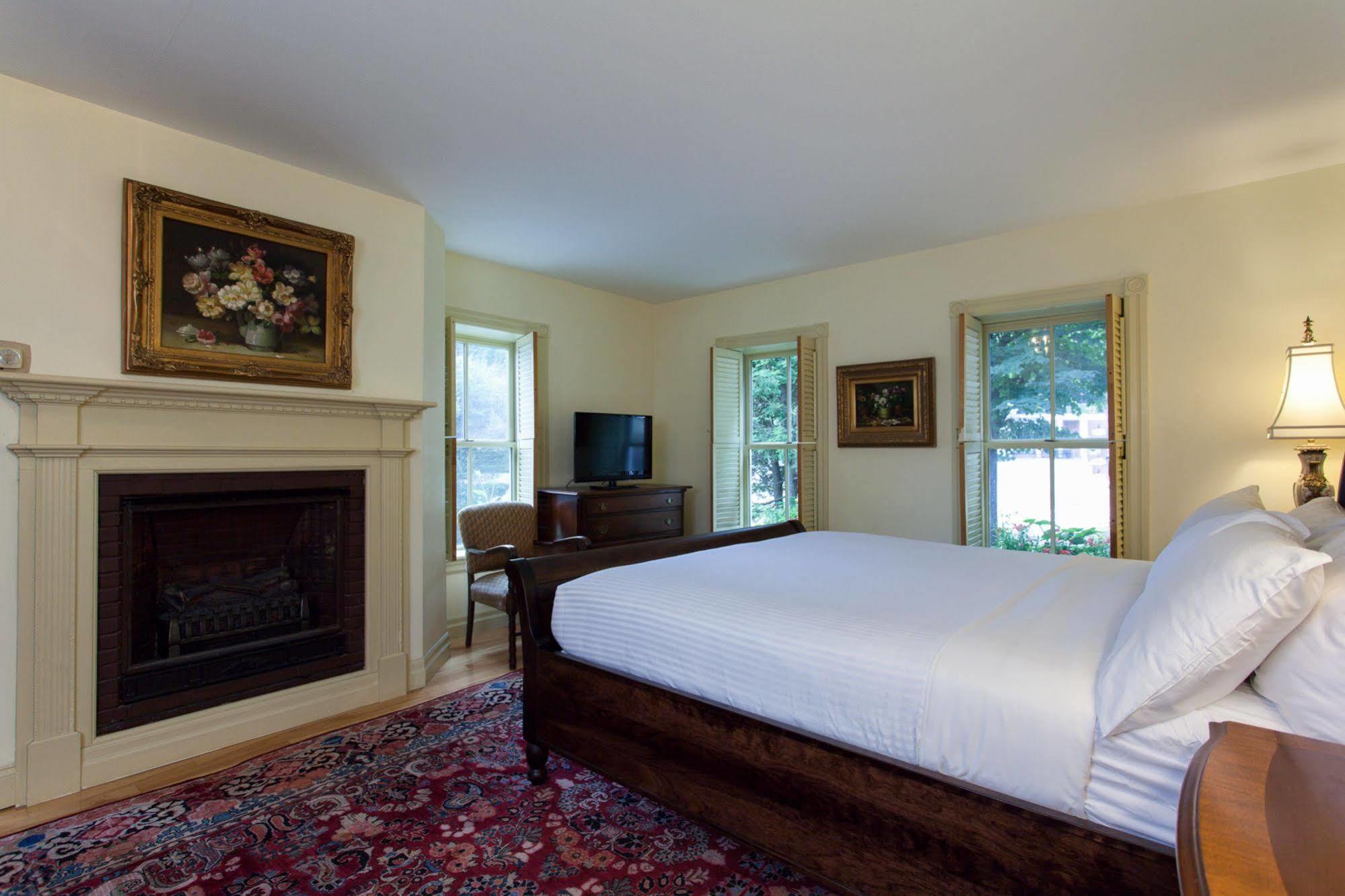 The Shire Woodstock Hotel Exterior photo